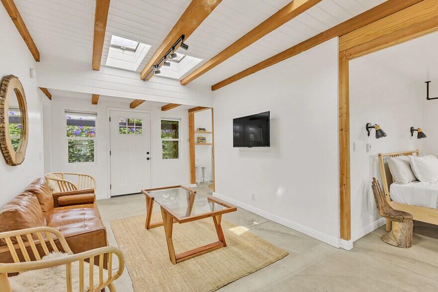 Building Photo - 718 Vernon Ave