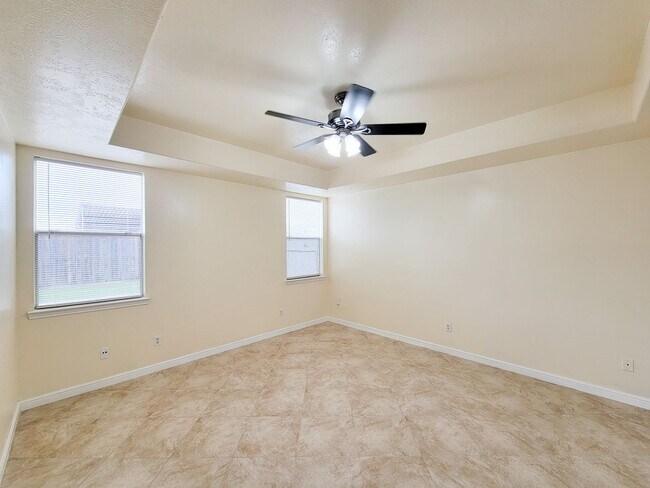 Building Photo - NICE CLEAN HOME. FORMAL LIVING DINING , DEN, BIG KITCHEN WITH BRAKFAST ROOM. TILE FLOOR IN KITCHE...