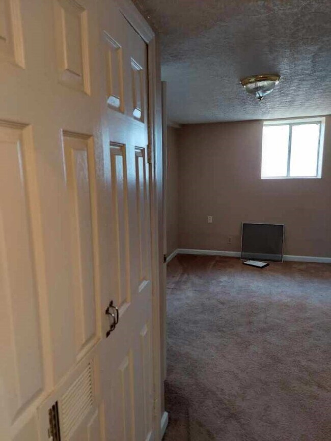 Bedroom - 465 Winsley St