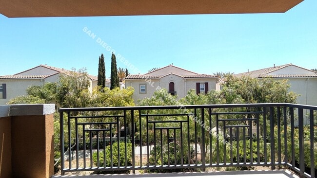 Building Photo - Bright 1 Bed / 1 Bath Condo in Upscale Com...