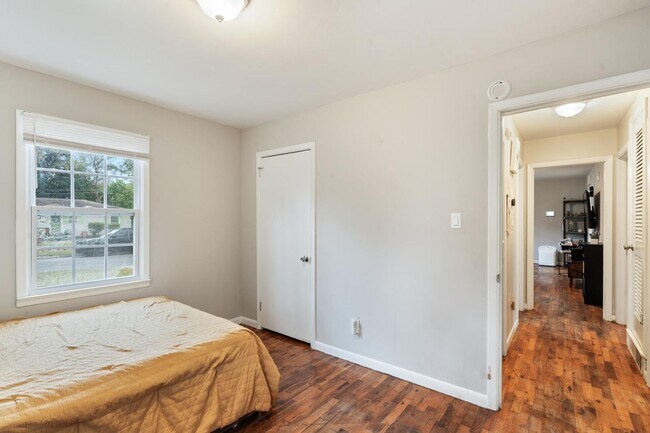 Building Photo - Charming 3BR Home + Bonus Room Near Downtown Savannah & Tybee Island