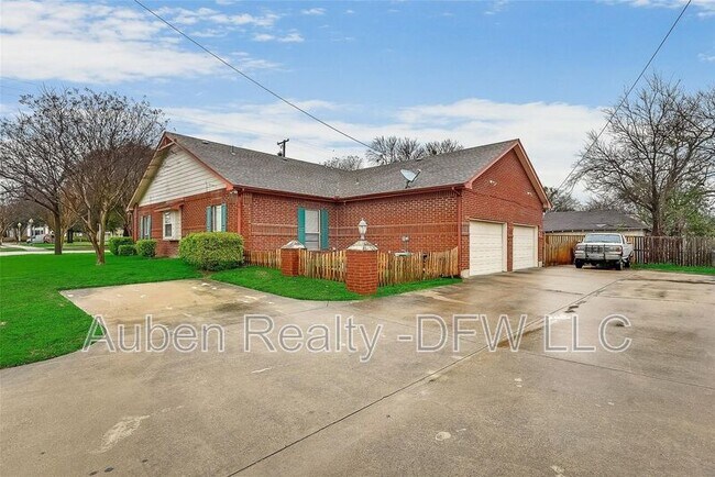 Building Photo - 300 E Main St