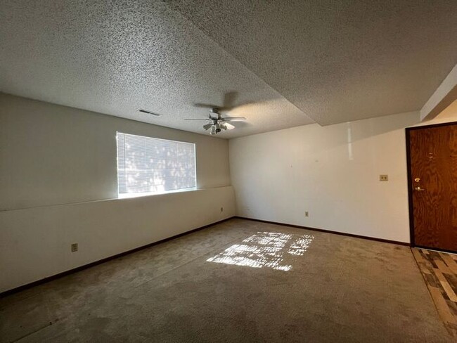 Building Photo - $1,095 | 2 Bedroom, 1 Bathroom Condo | Pet...