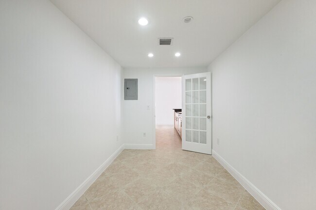 Building Photo - 10350 W Bay Harbor Dr