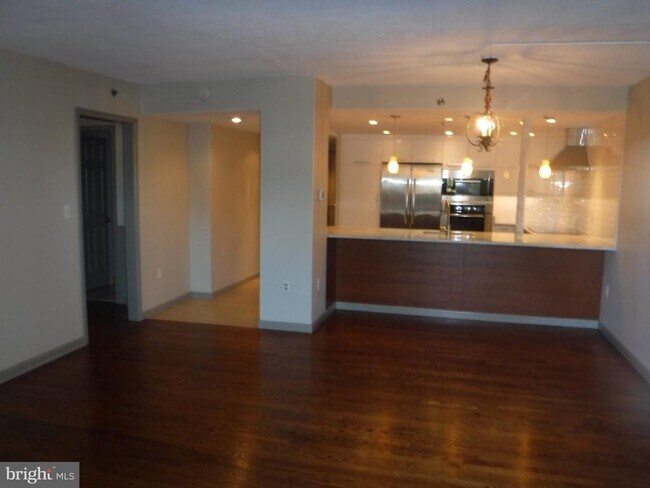 Building Photo - 545 E Braddock Rd