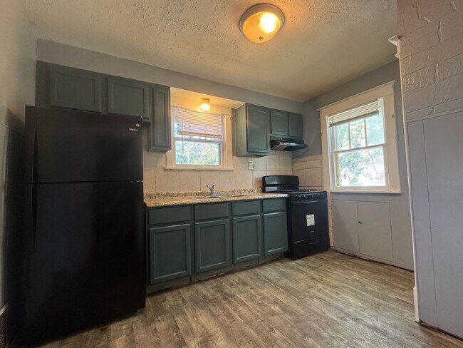 Building Photo - Charming 2-bedroom, 1-bath home featuring 900 sq. ft. of comfortable living space