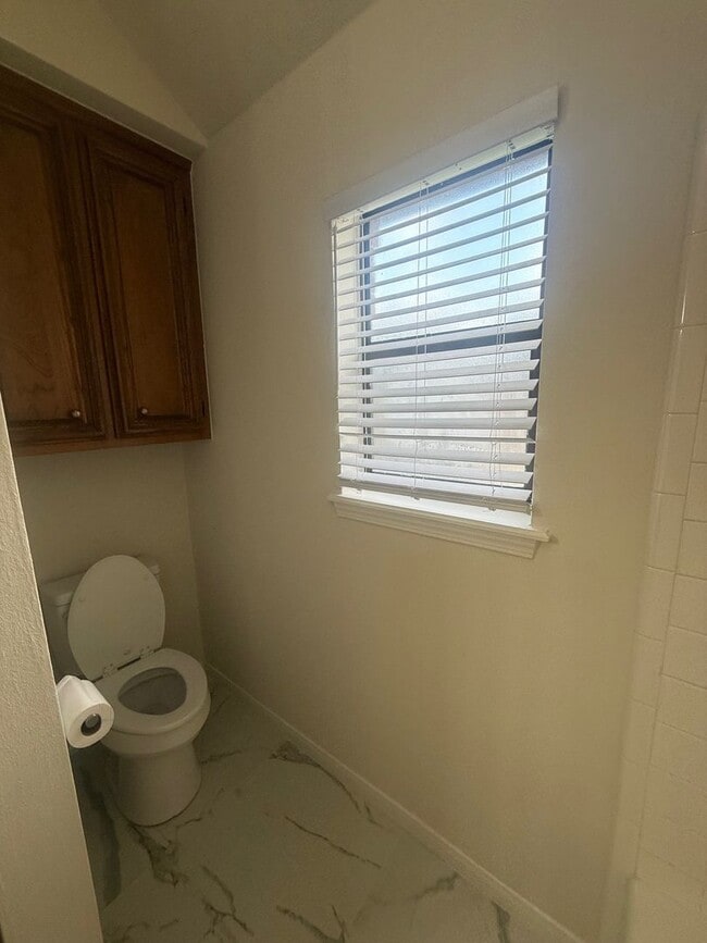 Building Photo - Garden Home