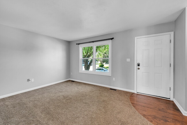 Building Photo - 41 Squire Cir