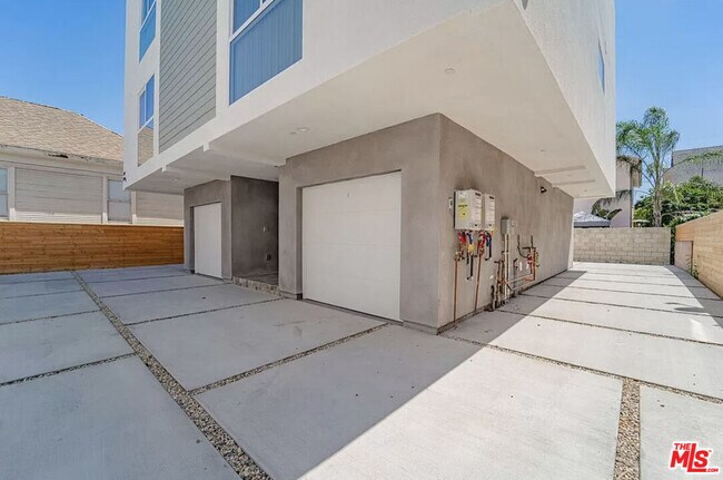 Building Photo - 204 E 29th St
