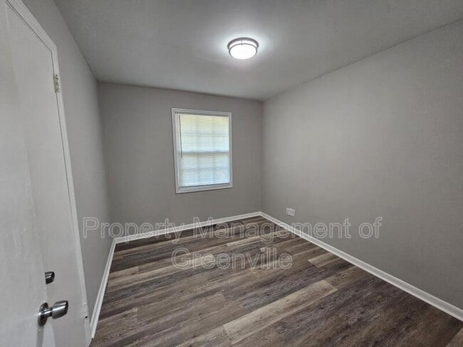 Building Photo - 355 Woodview Ave