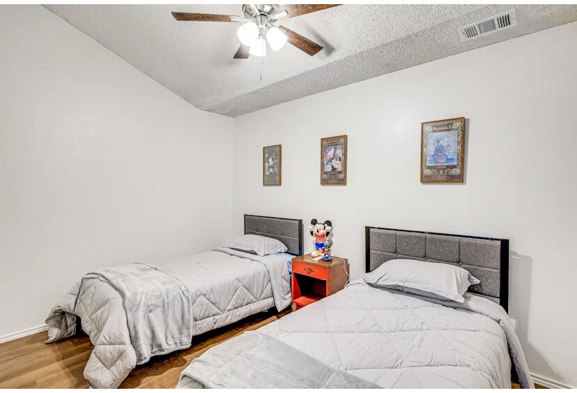 Building Photo - Room in House on Sunlit Grove