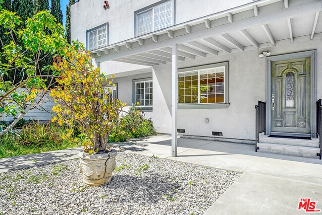 Building Photo - 741 N Las Palmas Ave