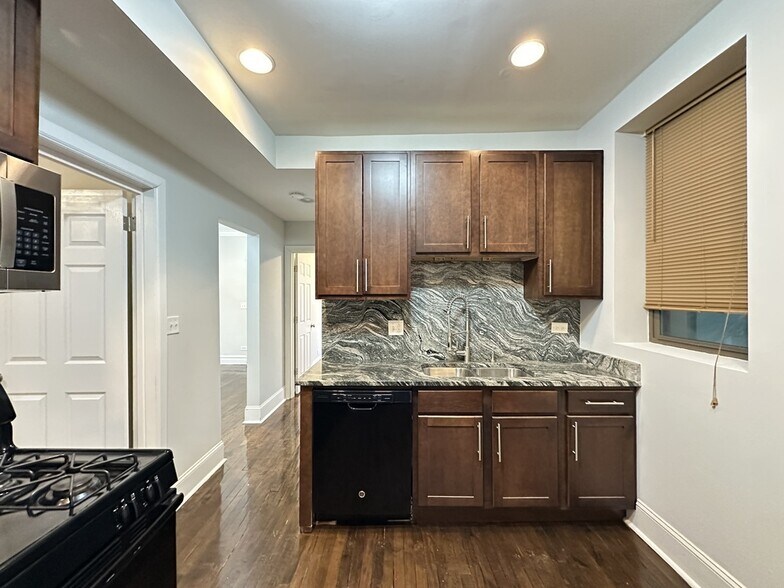 Building Photo - 3151 W Belle Plaine Ave