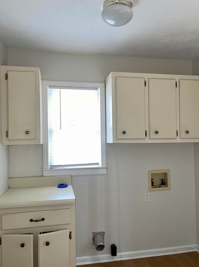 Building Photo - Spacious Updated 3 Bed/2 Bath Situated on a Private Lot!