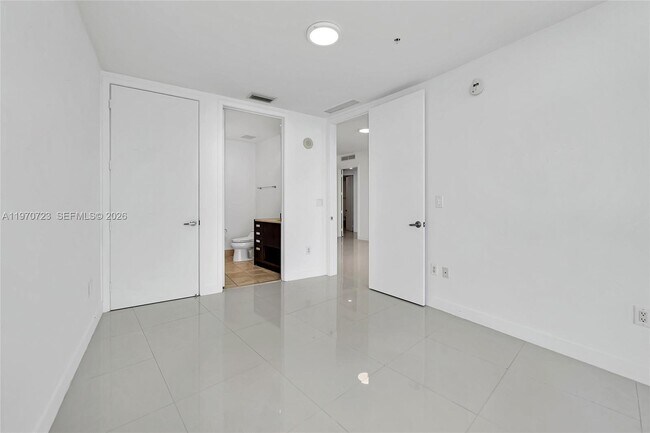 Building Photo - 18201 Collins Ave
