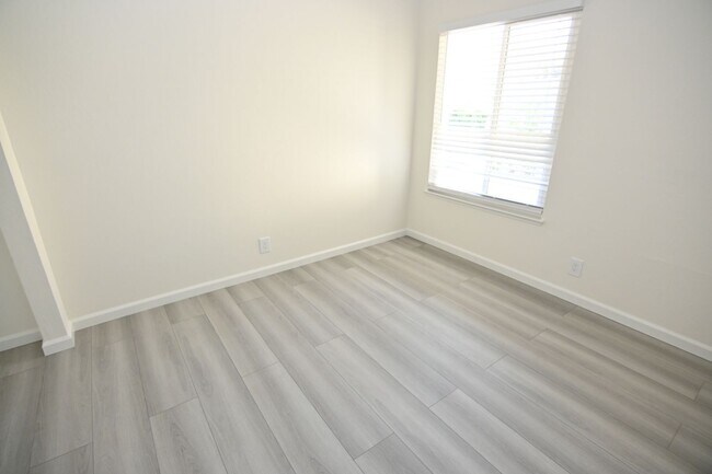 Building Photo - Beautiful 4-Bedroom, 2-bath, fully remodeled home in a prime location. Won’t Last Long!
