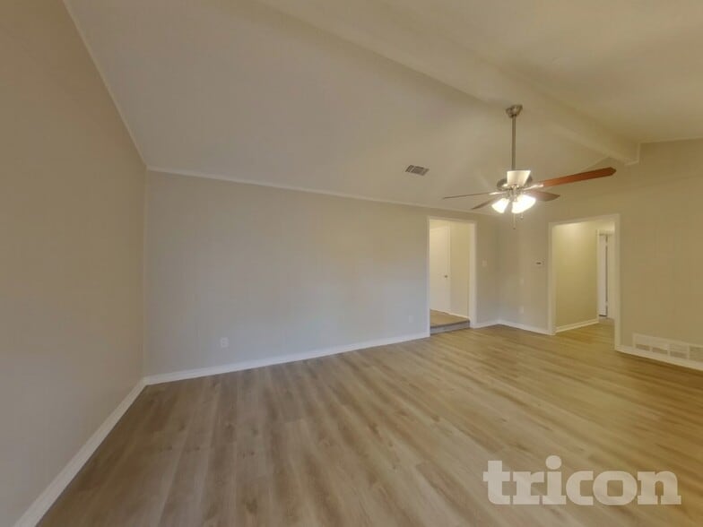 Building Photo - 1020 Almond Dr