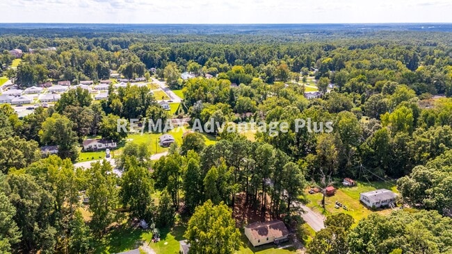 Building Photo - 4 Bedroom Home in Blackstone!