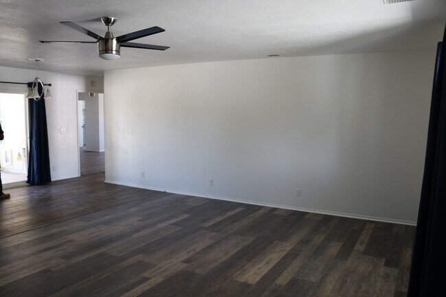 Building Photo - 4 bedrooms House for rent