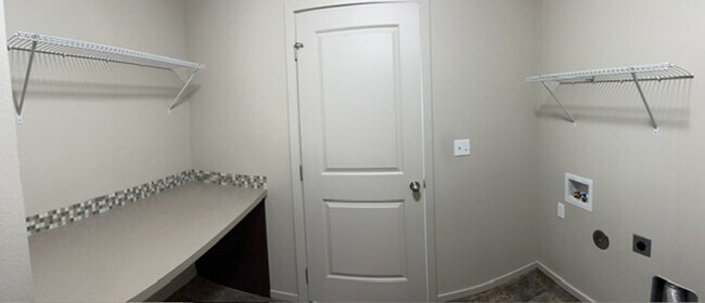 Building Photo - 1606