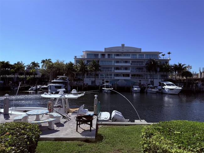 Building Photo - 180 Isle of Venice Dr