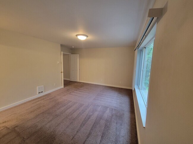 Building Photo - Freshly Painted Duplex in the Heart of Sil...