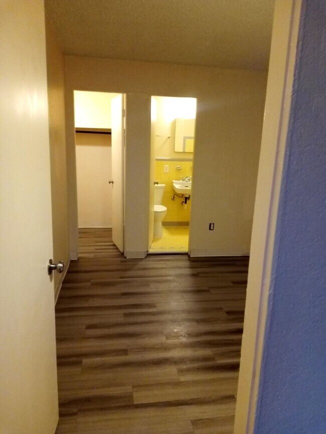 Building Photo - 1 bed, 1 Bath, July Special $400 credit Gr...