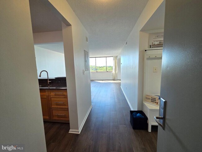 Building Photo - 10101 Grosvenor Pl