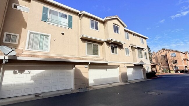 Building Photo - Beautiful 3BD/2.5BA, Multi-Level Townhome in the Shadowhawk Community in Danville- Available NOW!