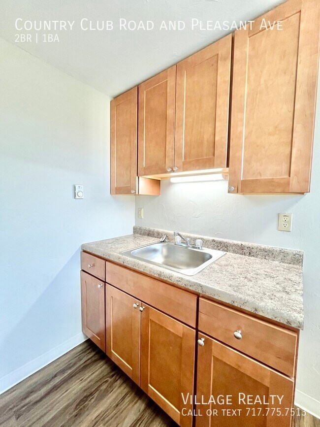 Building Photo - 615 Country Club Rd