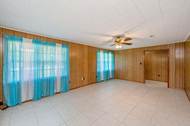 Building Photo - Charming brick home ready for move in!