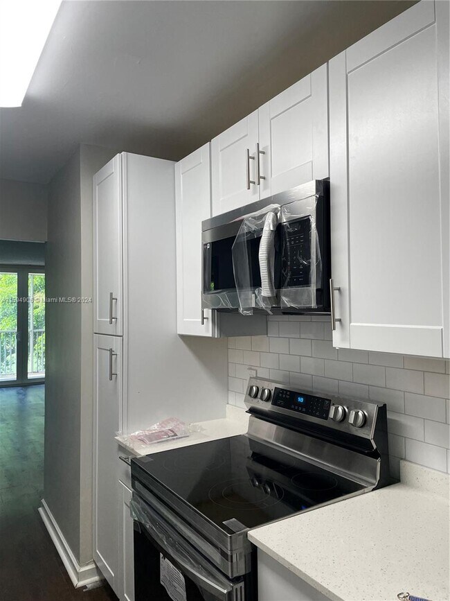 Building Photo - 250 Jacaranda Dr