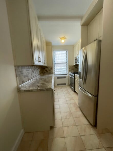 Building Photo - 210 Martine Ave