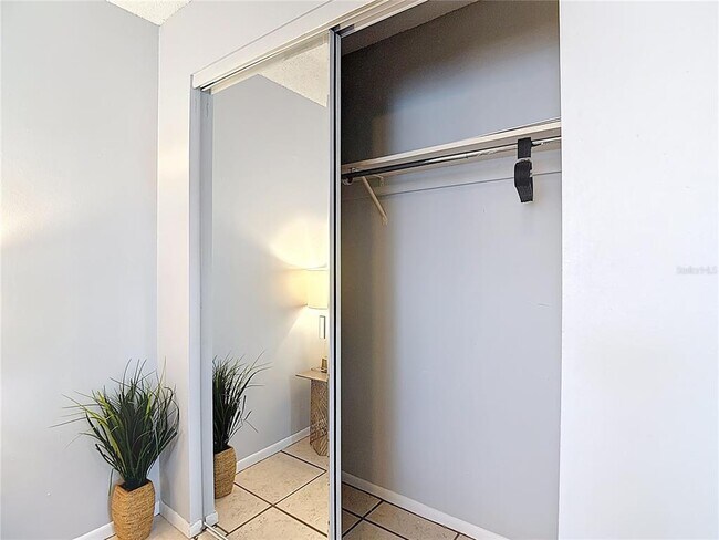 Building Photo - 139 Southeast Jefferson Cir N