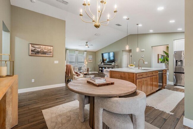 Building Photo - 106 1st Ave NE