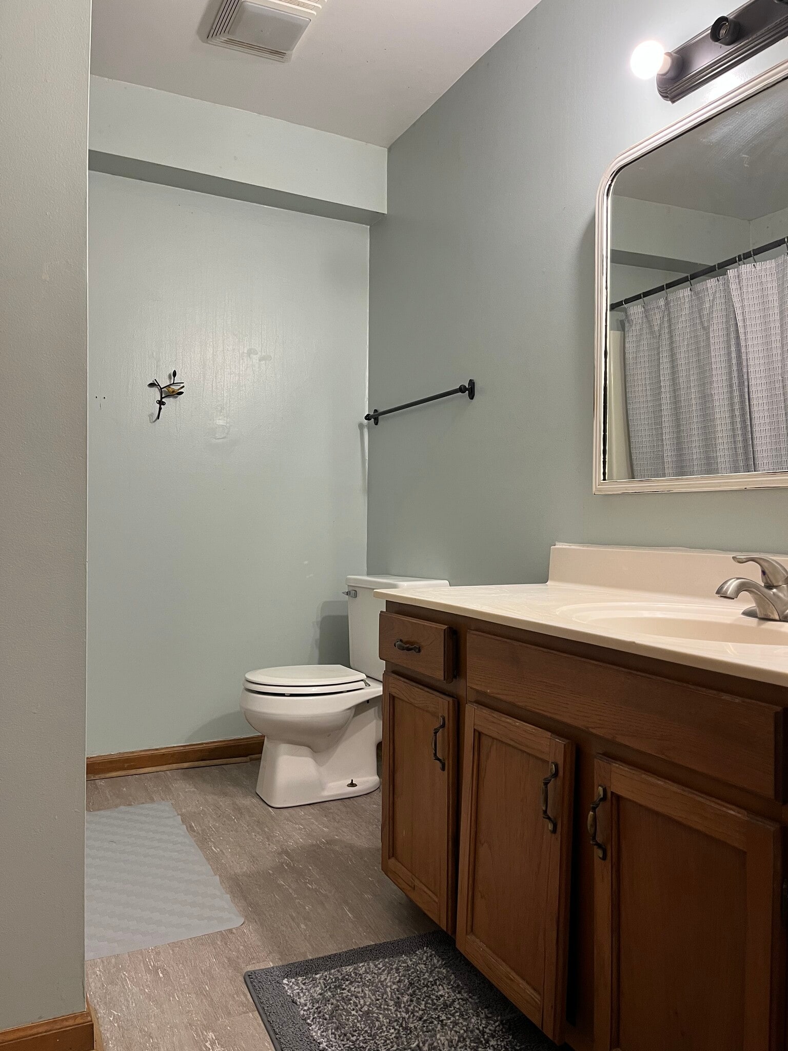 Full bathroom with vanity - 4417 Poinsettia Ave SE