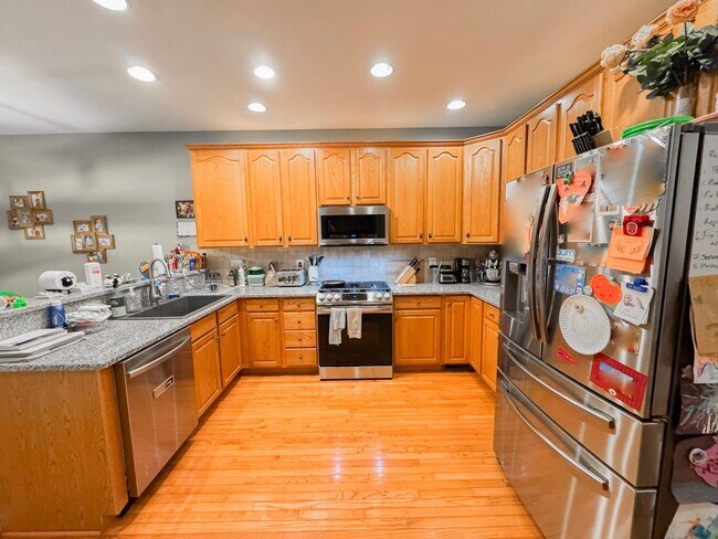 Building Photo - Lavish 4 Bed 3.5 Bath Home With Sunroom & Large Recreation Room In Desired South Riding