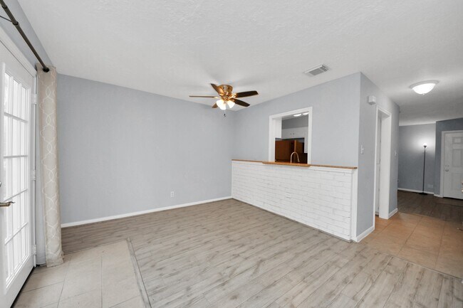 Building Photo - 10654 Hazelhurst Dr