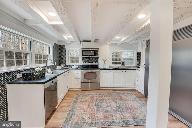 Building Photo - 102 N Rogers St