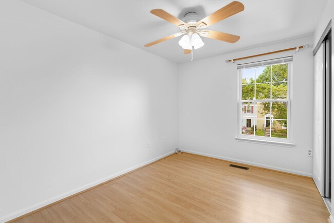 Building Photo - Spacious Townhome