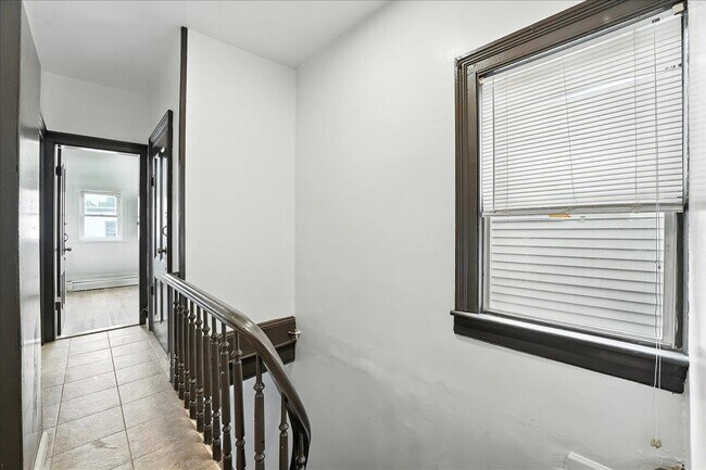 Building Photo - 283 GRIFFITH St