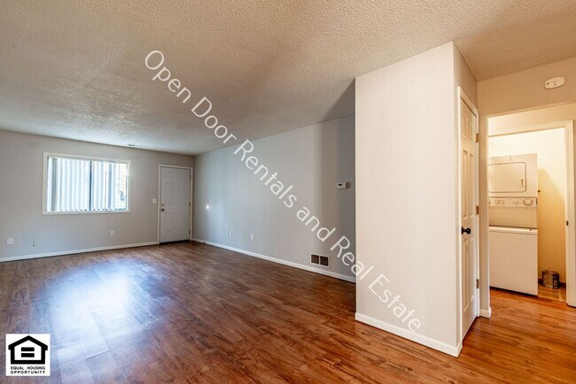 Building Photo - 4934-4936 Vermont Ln