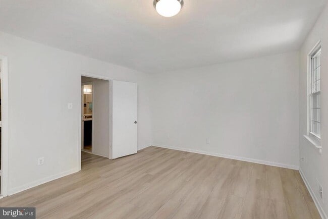 Building Photo - 1132 James Madison Cir