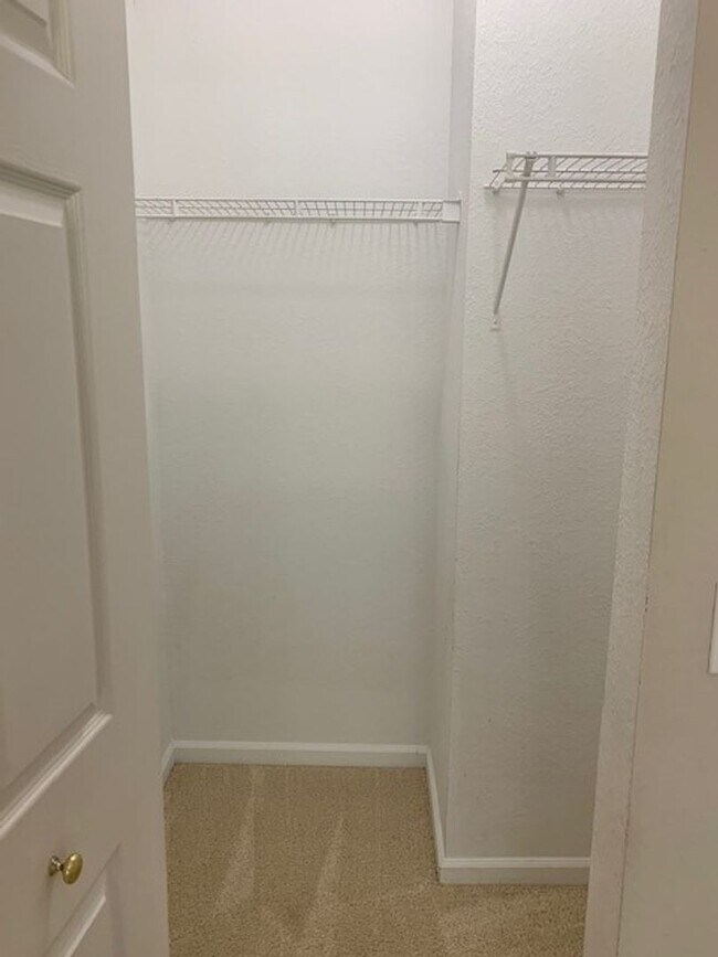 Building Photo - 2/2, 2nd floor unit in gated, Sanford community