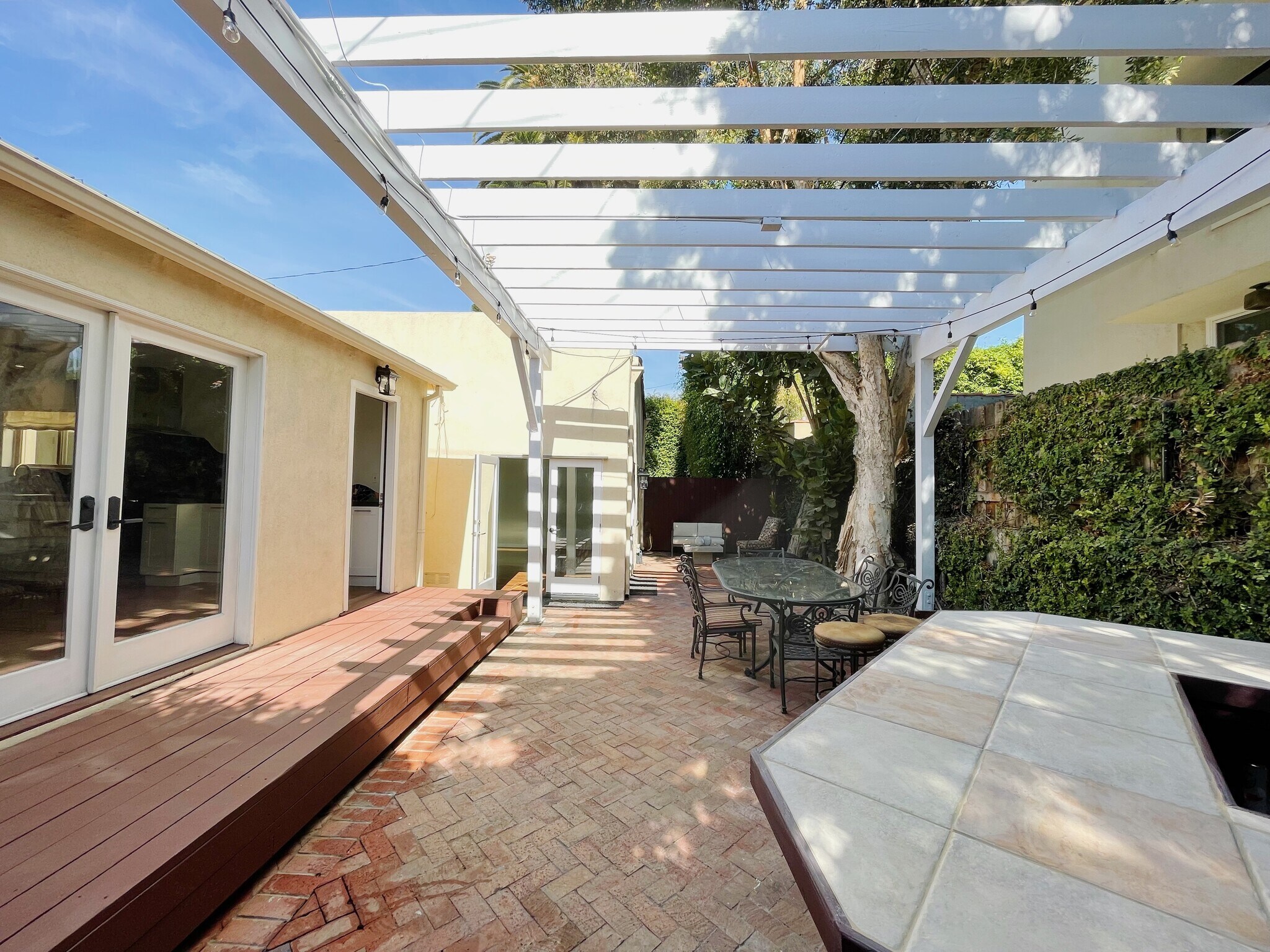 Building Photo - 728 Westbourne Dr