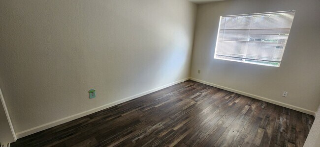 Building Photo - 8468001/37T