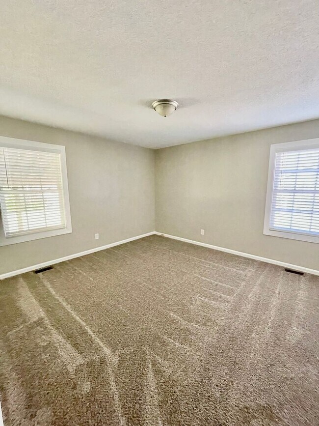 Building Photo - Welcome to view, a charming 4-bedroom, 2-bathroom home located in the heart of Charlotte, NC.