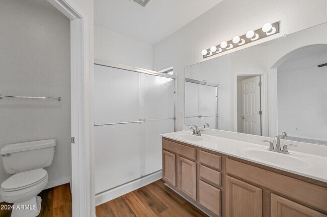 Building Photo - 2031 W Tracy Ln