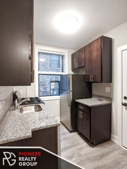 Building Photo - 711 W Brompton Ave