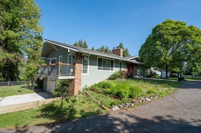 Building Photo - Large corner lot home in desirable Woodland Heights.